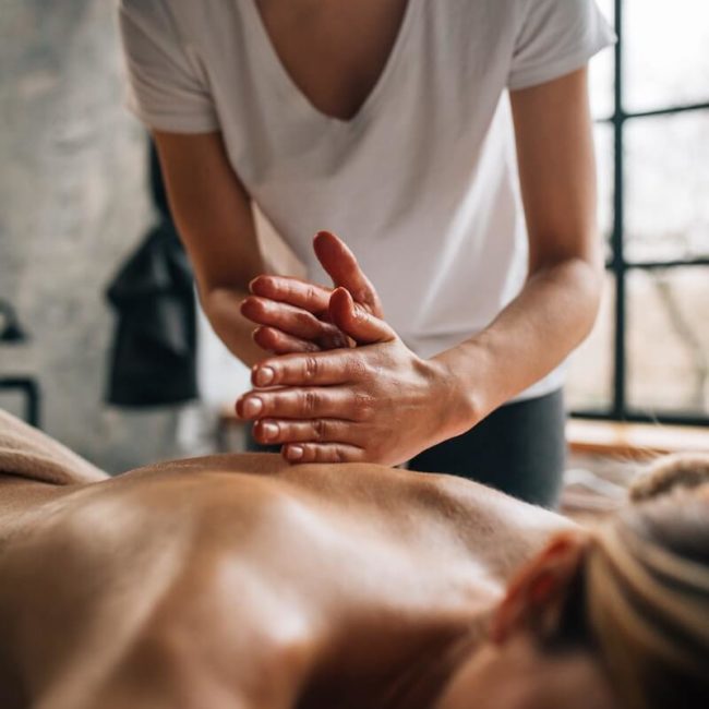 Massage sportif sur dos