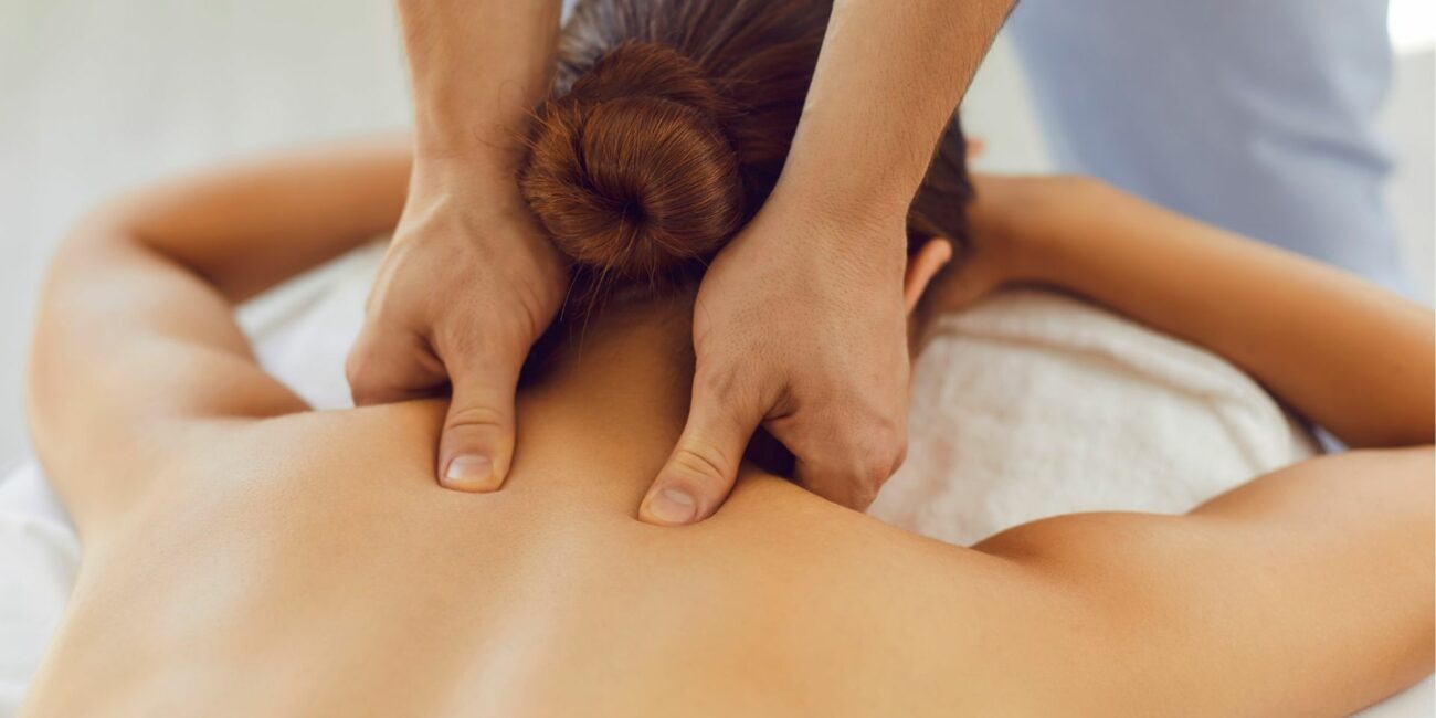 personne recevant un massage relaxant