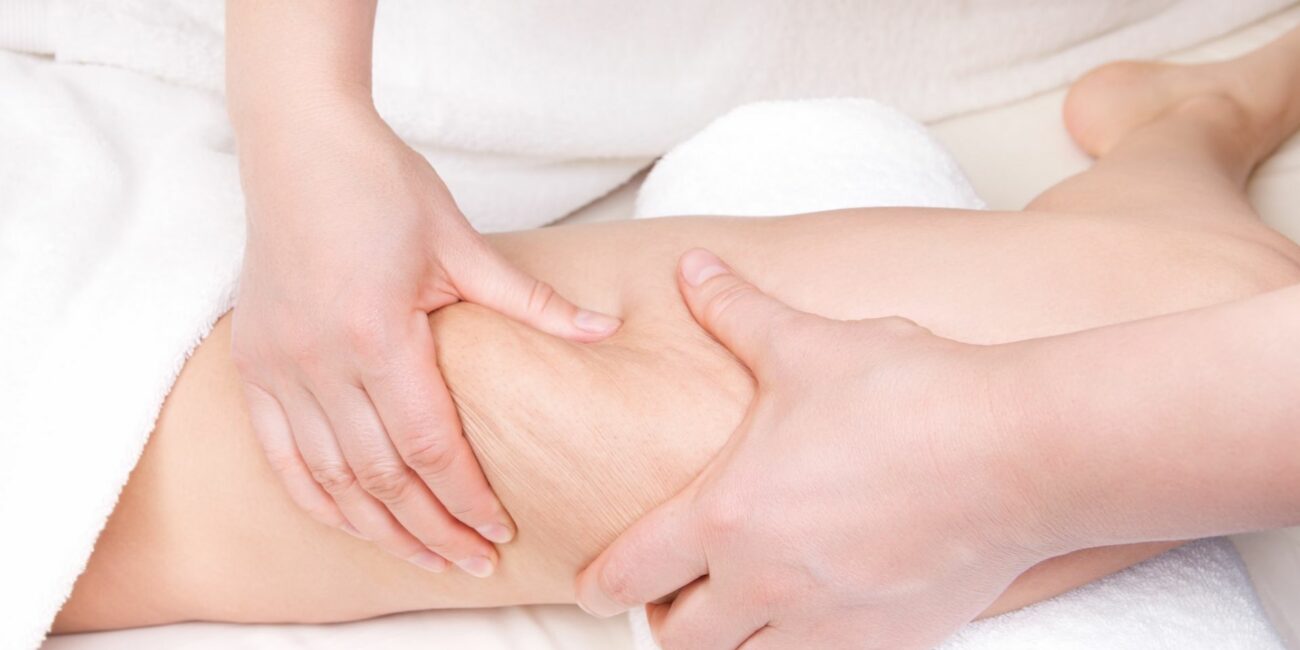 personne faisant un massage anti cellulite