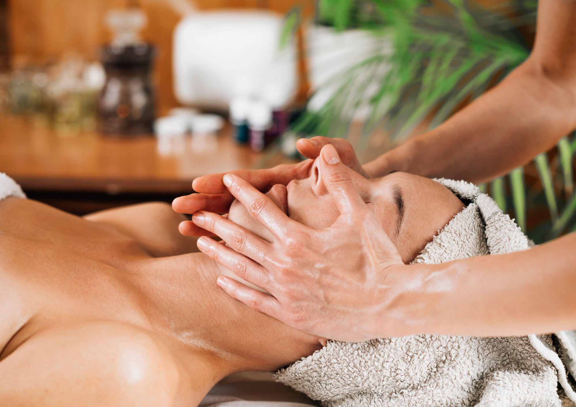 Soin du visage femme recevant un soin du viage