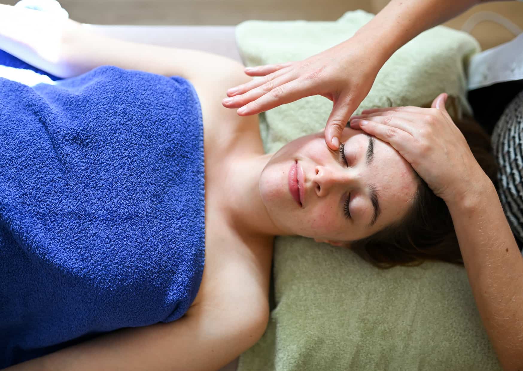 massage du visage (1) massage du visage (1)